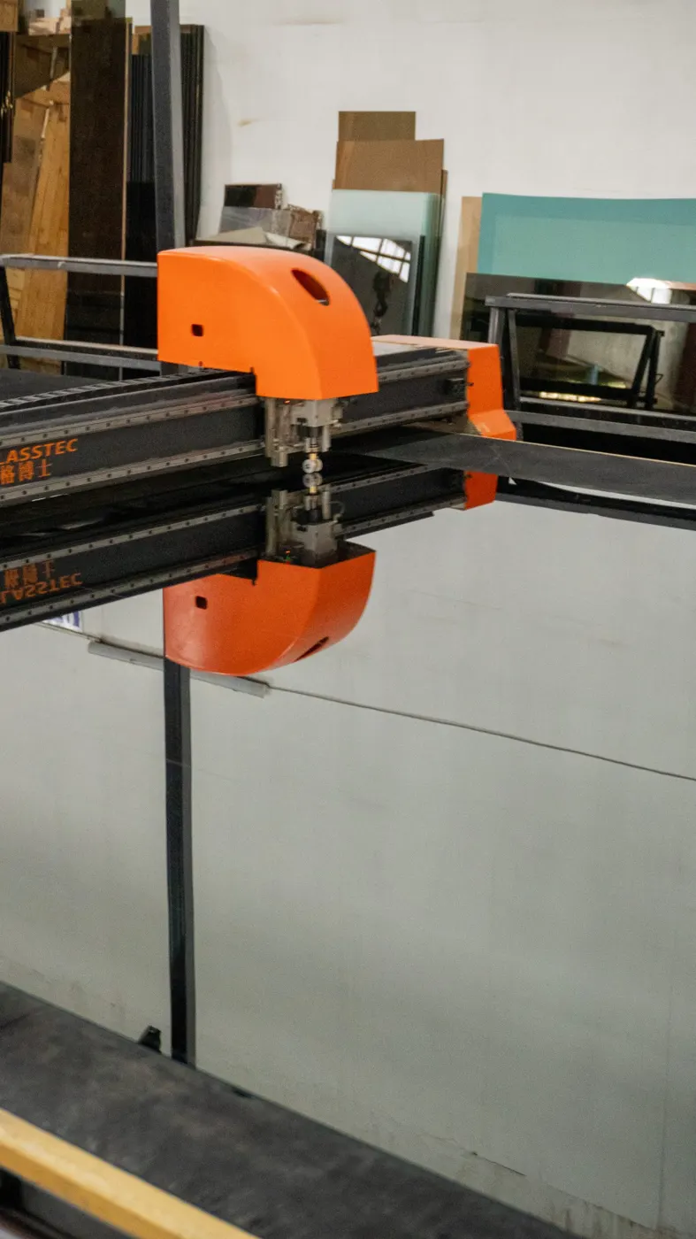 Uluser Glass atölyesinden bir kesim hattı